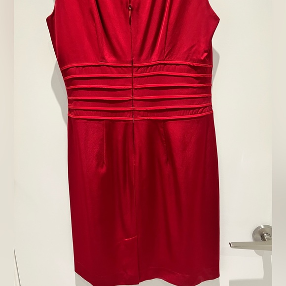 ♥️ Beautiful satin knee length dress with unique pleating pattern - Picture 6 of 10